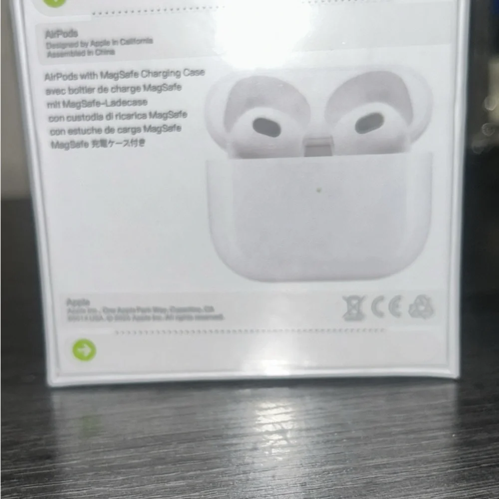 Apple AirPods with MagSafe Charging Case